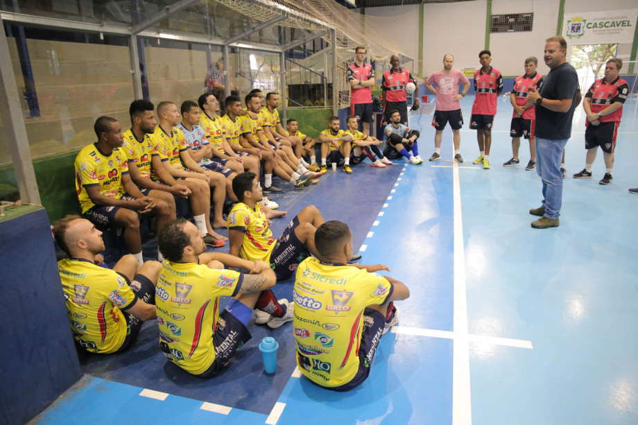 O elenco da Serpente recebe as boas-vindas da diretoria Tricolor